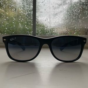 Black Ray-bans (gender neutral)